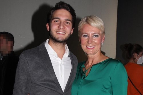 Η Νατάσα Παζαΐτη έγινε ηθοποιός και ο περήφανος γιος της, Αλέξανδρος Καραμανλής παρακολούθησε την παράστασή της