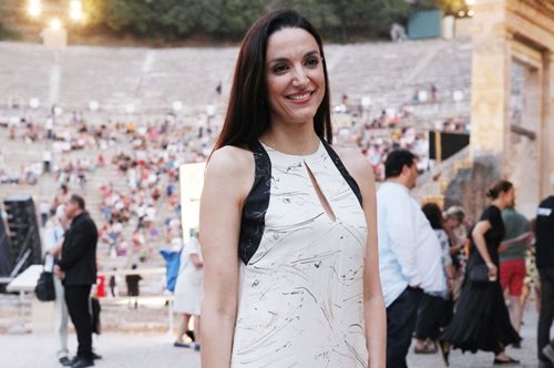 Η βραδινή εμφάνιση της Κατερίνας Ευαγγελάτου με εμπριμέ καφτάνι