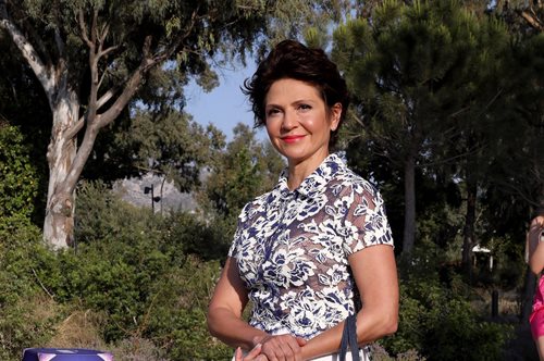 Ταμίλα Κουλίεβα: Κομψή στην πρεμιέρα της σειράς 