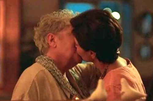 Τάνια Τσανακλίδου – Ταμίλα Κουλίεβα: Το gay φιλί τους που έγινε viral