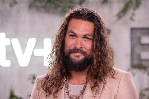 Ο Τζέισον Μομόα και οι πανέμορφοι καρχαρίες