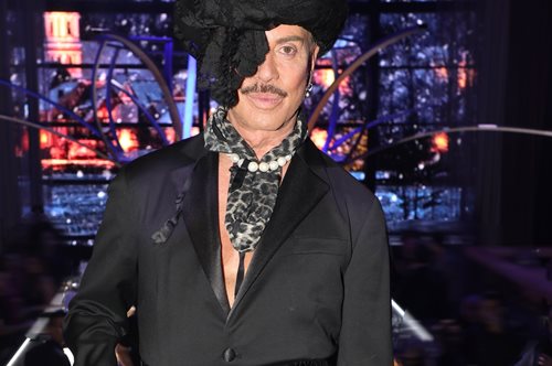 Ο Λάκης Γαβαλάς μάς ντύνει για το πρωτοχρονιάτικο ρεβεγιόν με ρούχα από τη λαϊκή αγορά