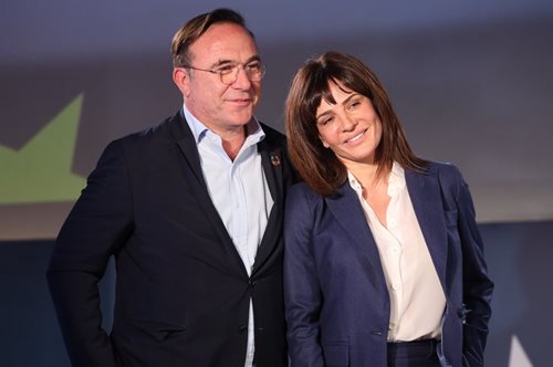 Η Δήμητρα Ματσούκα με άψογο office look στο πλευρό του Πέτρου Κόκκαλη