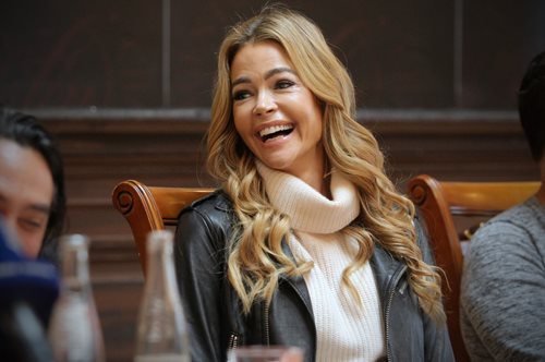 Ντενίζ Ρίτσαρντς: Η πρώην σύζυγος του Τσάρλι Σιν έφτιαξε λογαριασμό στο OnlyFans για να υπερασπιστεί την κόρη τους