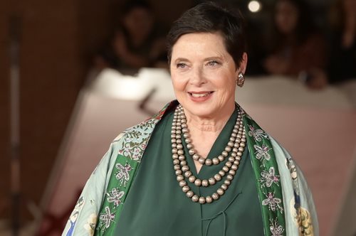 Ιζαμπέλα Ροσελίνι: Στα 71 της χρόνια περπατάει στην πασαρέλα του οίκου Pucci και μαγεύει το κοινό