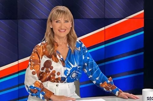 Μάρα Ζαχαρέα: Mε τις φίλες της στο σαλόνι του σπιτιού της - Τα βαριά ξύλινα έπιπλα και η κλασική διακόσμηση