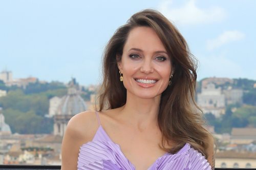 Η Αντζελίνα Τζολί είναι αχώριστη με την κομψή Celine tote τσάντα της