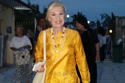 Η αειθαλής Σόφη Ζαννίνου κομψή με γαλάζιο ταγιέρ