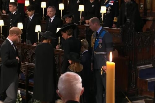 Πρίγκιπας Ουίλιαμ: Το νεύμα όλο σημασία στον αδερφό του στην κηδεία της Βασίλισσας Ελισάβετ