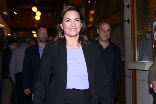 Όλγα Κεφαλογιάννη: Μας δείχνει πώς να φορέσουμε την κόκκινη floral μπλούζα