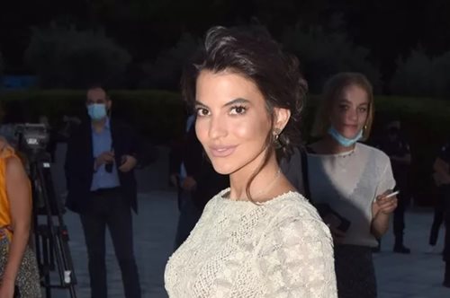 Δήμητρα Κούστα: Με λευκό κοστούμι σε dinner party στο Παγκράτι