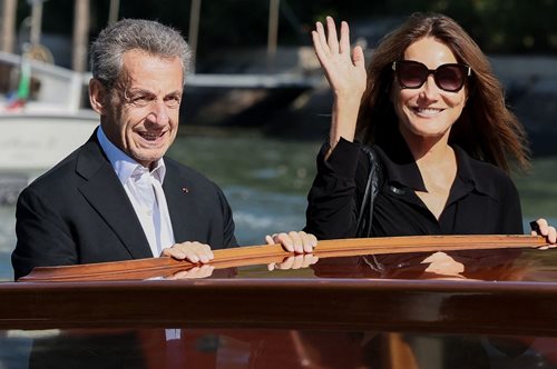 Kάρλα Μπρούνι - Nικολά Σαρκοζί : Στην Ελλάδα για τις καλοκαιρινές τους διακοπές (βίντεο)