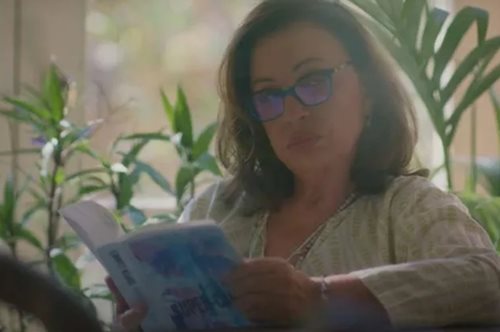 Χαρούλα Αλεξίου: Σε ατελιέ στην Αθήνα με chic καφτάνι (σαν εκείνα που φοράει στο Maestro)