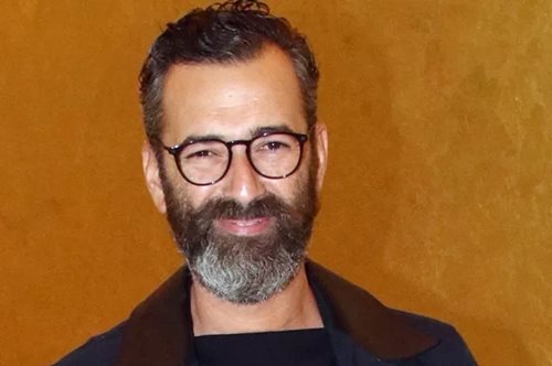 Ο Άγγελος Μπράτης ποζάρει με κόκκινα ψηλοτάκουνα πέδιλα