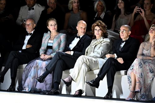 Σοφία Λόρεν: Στην πρώτη σειρά του fashion show του Armani στη Βενετία