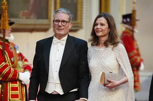 Λαίδη Βικτόρια Στάρμερ: Ποια είναι η νέα Πρώτη Κυρία της Βρετανίας;