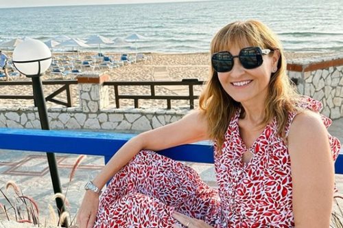 Η Μάρα Ζαχαρέα ποζάρει με γαλάζιο μαγιό και εντυπωσιάζει με τη σιλουέτα της