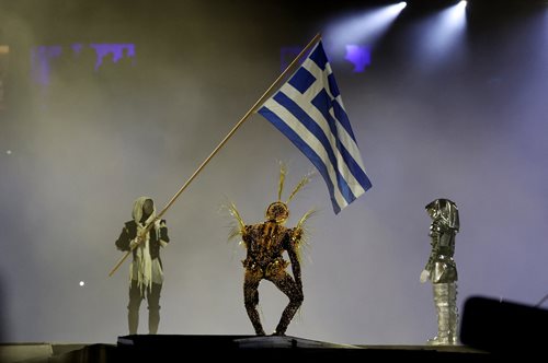 Τελετή Λήξης: Συγκινητικός φόρος τιμής στην Ελλάδα με την ελληνική σημαία να κυματίζει στο στάδιο