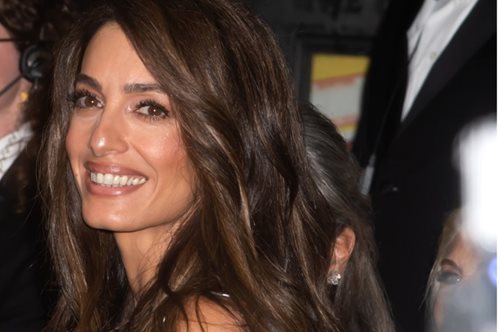 Safari Waves: Το ανάλαφρο χτένισμα της Aμάλ Κλούνει χαρίζει πλούσιο όγκο ακόμα και στα πιο λεπτά μαλλιά