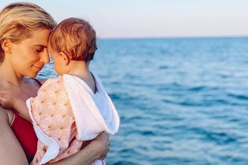 Η Νάντια Μπουλέ φωτογραφίζεται αγκαλιά με τη μονάκριβη κόρη της και παραδέχεται ότι είναι 