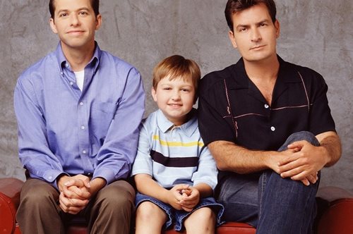 Two and a Half Men: η σειρά που μοίρασε γέλιο, εκατομμύρια αλλά και πολύ πόνο στους πρωταγωνιστές της