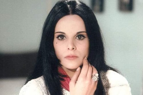 Έλενα Ναθαναήλ: Με το χαρακτηριστικό look των 60s σε εμφάνισή της στο Μόναχο