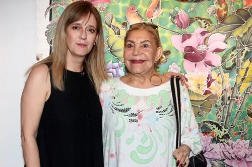 Δύο μήνες μετά τον θάνατο του Γιάννη Φέρτη: Η Μαρίνα Ψάλτη στα εγκαίνια της έκθεσής της