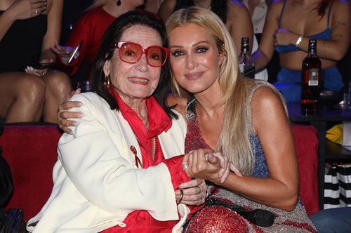 Νάνα Μούσχουρη- Νατάσα Θεοδωρίδου: Δύο κυρίες στα μπουζούκια