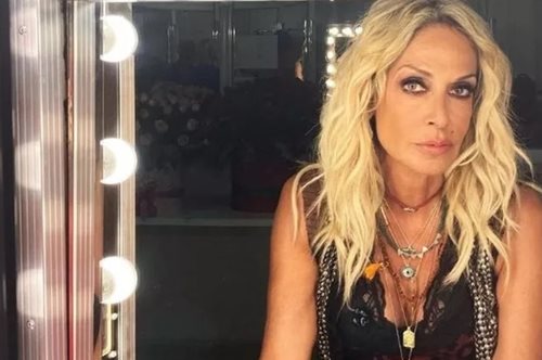 Η Άννα Βίσση στην αγκαλιά ενός 