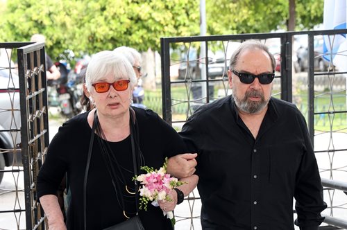 Ξένια Καλογεροπούλου: Η αγκαλιά της Μαρίνας Ψάλτη στην κηδεία του Γιάννη Φέρτη