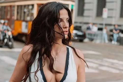 Η Χριστίνα Μπόμπα είχε το θράσος να ταξιδέψει στο Μιλάνο χωρίς τα παιδιά της και με ντεκολτέ!