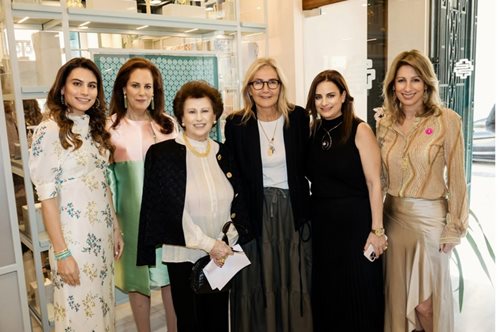 Η Μαρέβα Μητσοτάκη με tiered φούστα και sneakers σε εκδήλωση του Μουσείου Κοσμήματος Ηλία Λαλαούνη