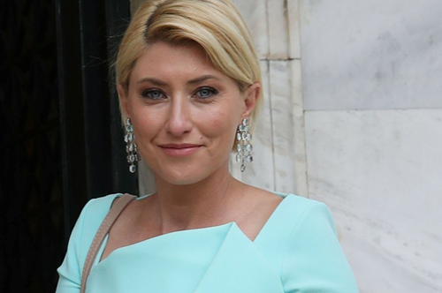 Ολόσωμη φόρμα, έντονο χρώμα. Η Σία Κοσιώνη και μία έξυπνη στιλιστική προσέγγιση