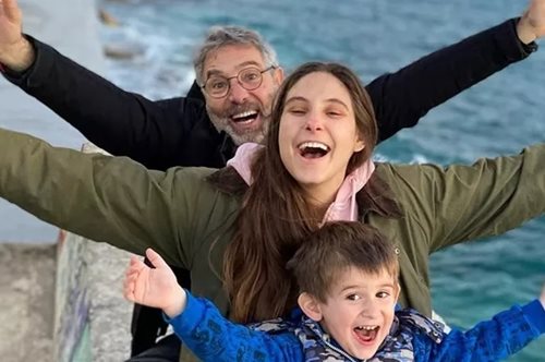 Ο Θοδωρής Αθερίδης κρατάει στην αγκαλιά του τον νεογέννητο εγγονό του και 