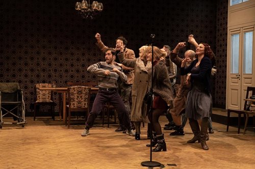 Σ’ εσάς που με ακούτε. Και δεν με καταλαβαίνετε.