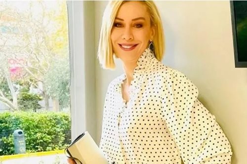 Αντριάνα Παρασκευοπούλου: Με μεταλλιζέ γαλάζιο κοστούμι στο Ευρωκοινοβούλιο