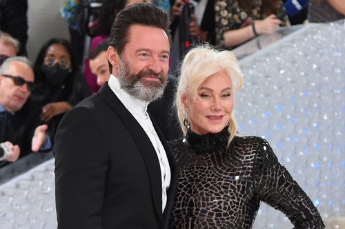 Ντέμπορα-Λι Φαρνές: Ετών 68, διαζευγμένη και πιο στυλάτη μετά τον χωρισμό από τον Χιου Τζάκμαν