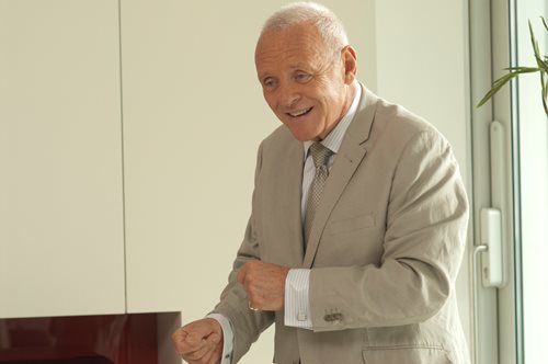 O Άντονι Χόπκινς χορεύει συρτάκι υπό την μουσική υπόκρουση του Μίκη Θεοδωράκη