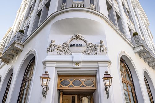 Το THE DOLLI λάμπει με δύο MICHELIN Keys στο Παρίσι και φωτίζει την Αθήνα