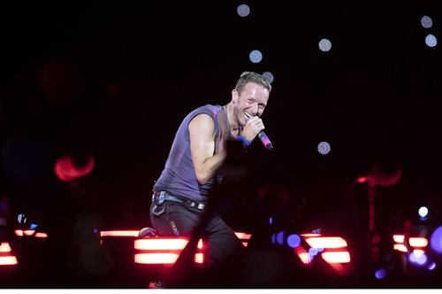 Coldplay: H συγκινητική στιγμή που ο Chris Martin ανεβάζει στη σκηνή θαυμάστρια με χρόνια νόσο