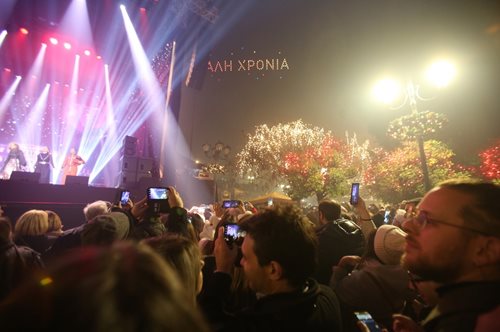 Τα αθόρυβα πυροτεχνήματα του 2025 - πώς υποδέχθηκαν οι Αθηναίοι το ΄νέο έτος