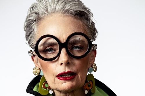 Μέλανι Κομπαγιάσι: Η 61χρονη influncer που δεν φοβάται να είναι διαφορετική