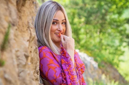 Ιωάννα Παλιοσπύρου: Αφήνεται στα χέρια επαγγελματία makeup artist και ποζάρει πιο όμορφη από ποτέ