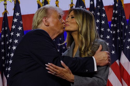 Ντόναλντ Τραμπ: Οι πρώτες ευχαριστίες και ένα (ακόμα) άβολο φιλί στην Μελάνια