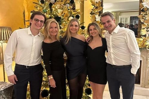 Ευχές με μια οικογενειακή φωτογραφία στέλνει ο Κυριάκος Μητσοτάκης