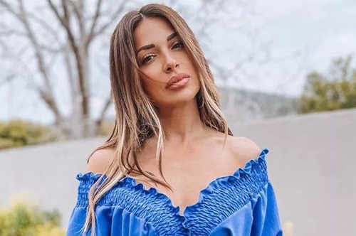 Η Ελένη Χατζίδου έβγαλε on camera την περούκα που φορά κάθε μέρα στο πλατό της εκπομπής της