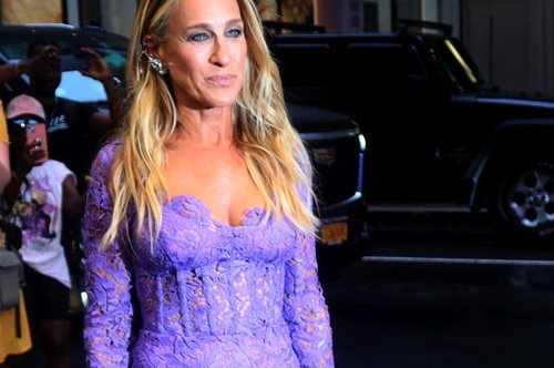 Σάρα Τζέσικα Πάρκερ: Το δαντελωτό φόρεμα, το βραβείο και οι φλούο κίτρινες γόβες