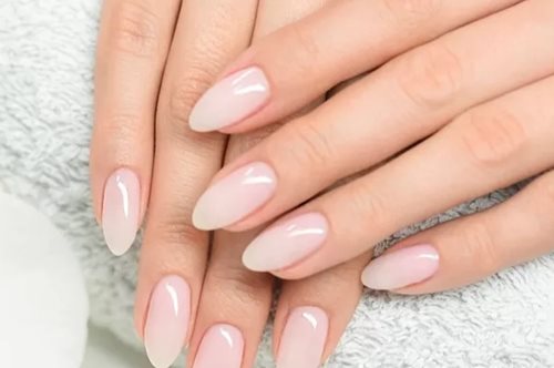 Το μόνο χρώμα νυχιών που αξίζει να ζητήσεις μετά τις διακοπές