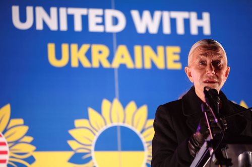 Η Έλεν Μίρεν απαγγέλει ποίημα για την Ουκρανία στην ολονυχτία του Λονδίνου και συγκινείται