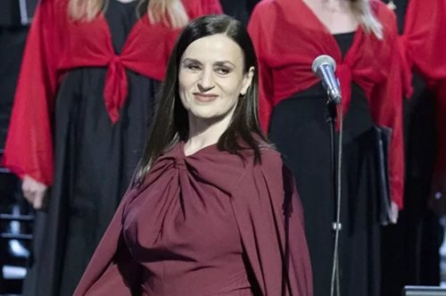 Καρυοφυλλιά Καραμπέτη: Πώς φόρεσε το denim παντελόνι σε βραδινή έξοδο;